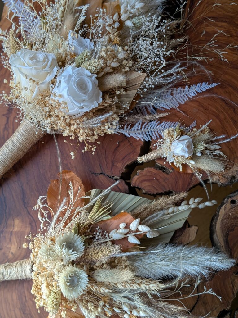 bouquet et boutonnière bohèmes en fleurs séchées et stabilisées