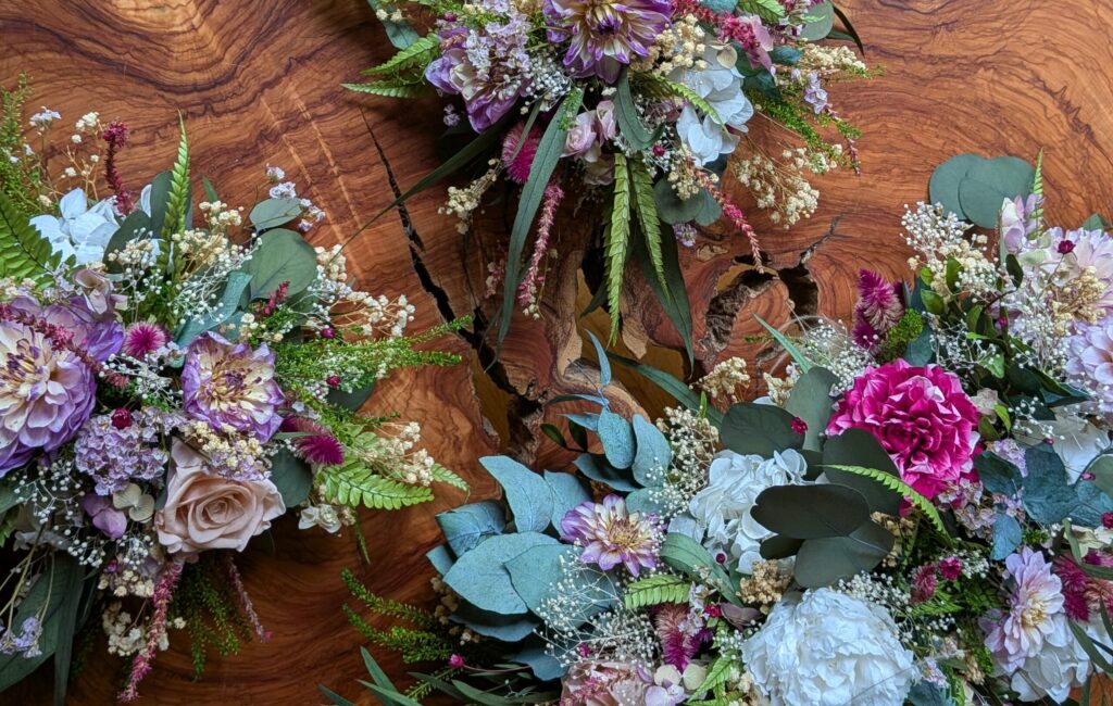 compositions de table romantiques en fleurs stabilisées et séchées