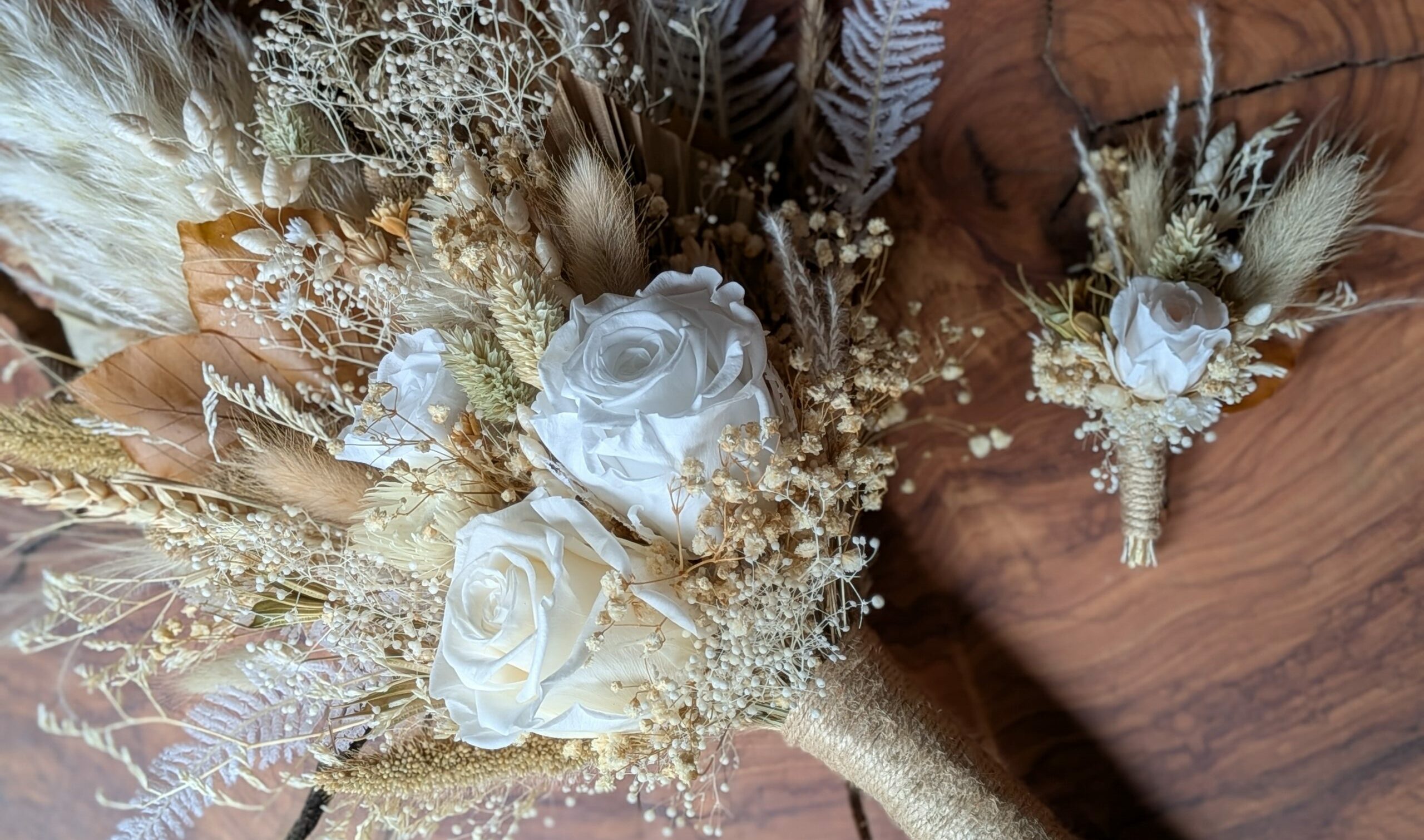 Bouquet et boutonnière en fleurs stabilisées et séchées